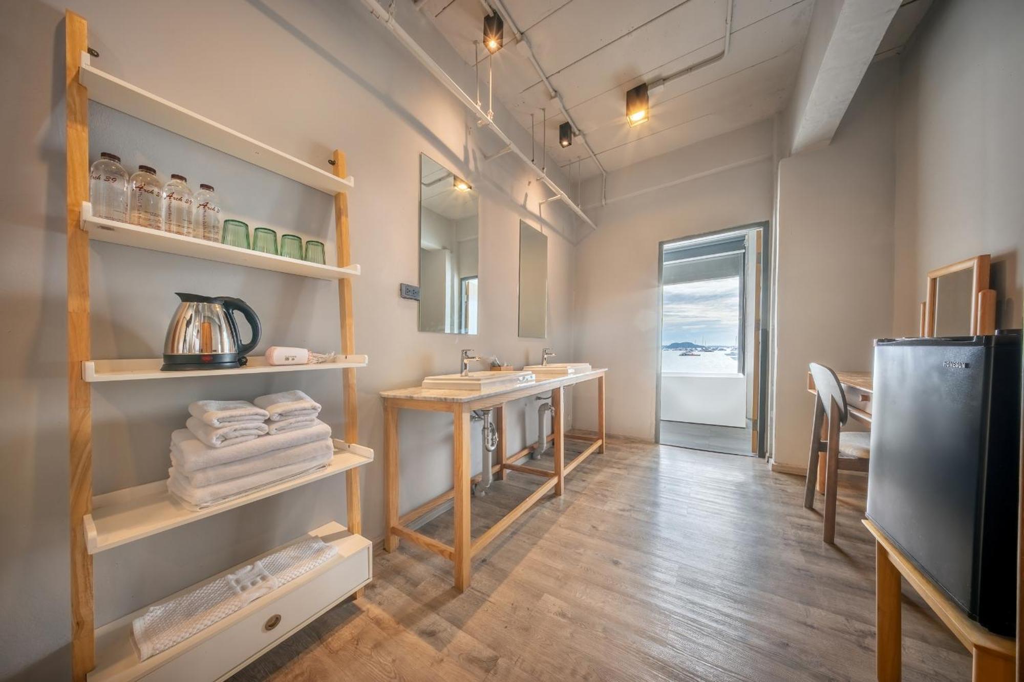 Shin Arch39 Phuket Beach Front - Sha Plus Chalong Exterior photo